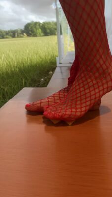 2 Tage getragene rote Netzstrumpfhose