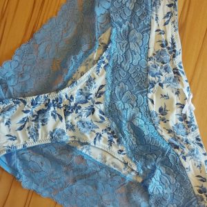 Weisser Slip mit Hellblauen Blümchen und Hellblauer Rüsche