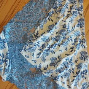 Weisser Slip mit Hellblauen Blümchen und Hellblauer Rüsche