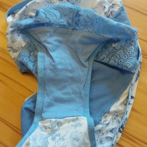 Weisser Slip mit Hellblauen Blümchen und Hellblauer Rüsche