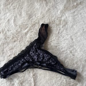 Frech getragener Tanga wartet auf dich – ganz nach deinem Wunsch
