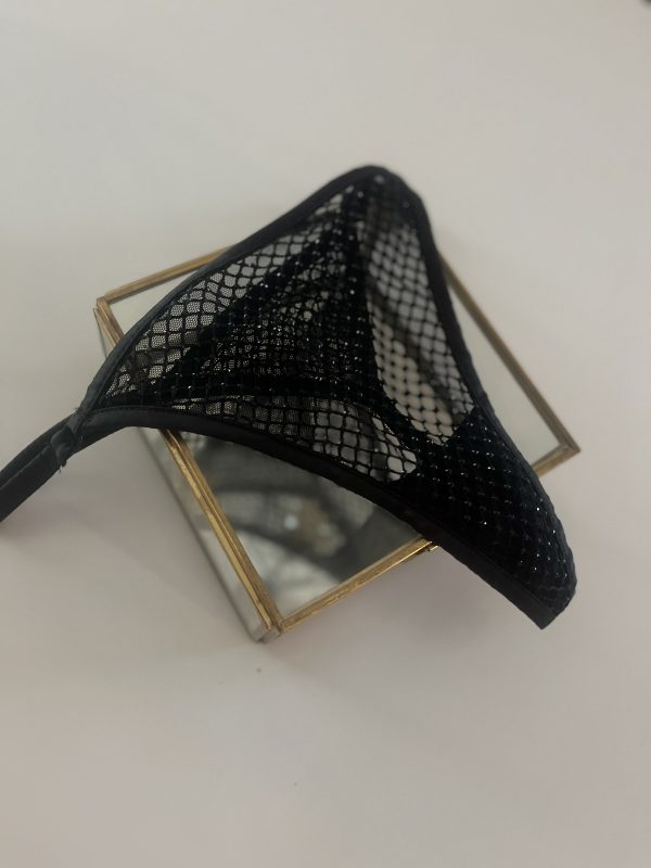 Knapper String in VelvetBlack mit schwarzen Perlen bestickt