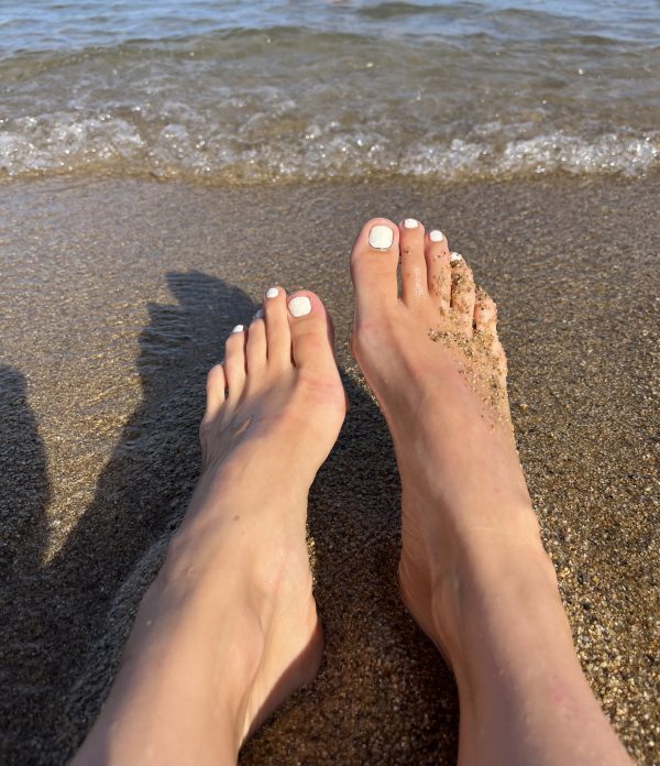 Sandy Toes mit White Polish