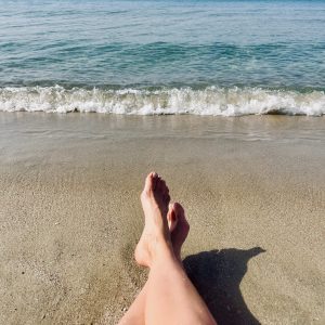 Sandy Toes mit White Polish