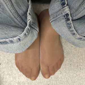 „Nylon-Strumpfhosen, einige Stunden getragen, glänzend“