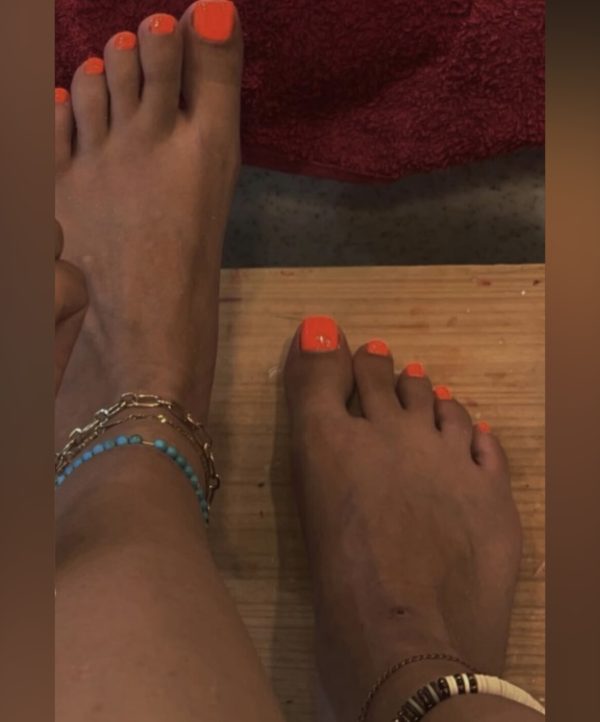 „Fußbild mit Neon-Orange lackierten Nägeln – glänzend & gepflegt“