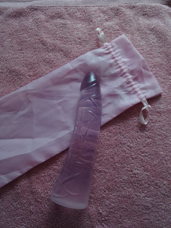 Lila Dildo mit Säckchen