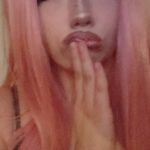 Weiß lackierte Fußnägel