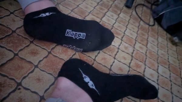 Schwarze Sneaker Socken getragen in 43