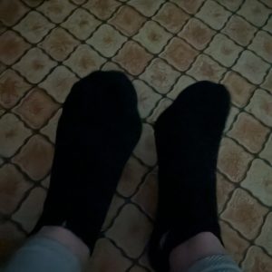 Schwarze Sneaker Socken getragen in 43