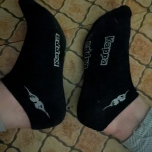 Schwarze Sneaker Socken getragen in 43