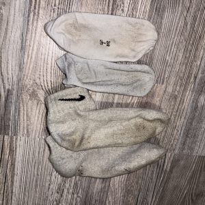 Zwei Paar dreckige getragene Socken
