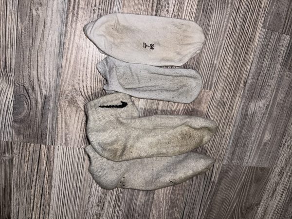 Zwei Paar dreckige getragene Socken