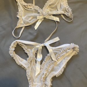 Cremefarbene Bikini-Dessous mit Rüschen