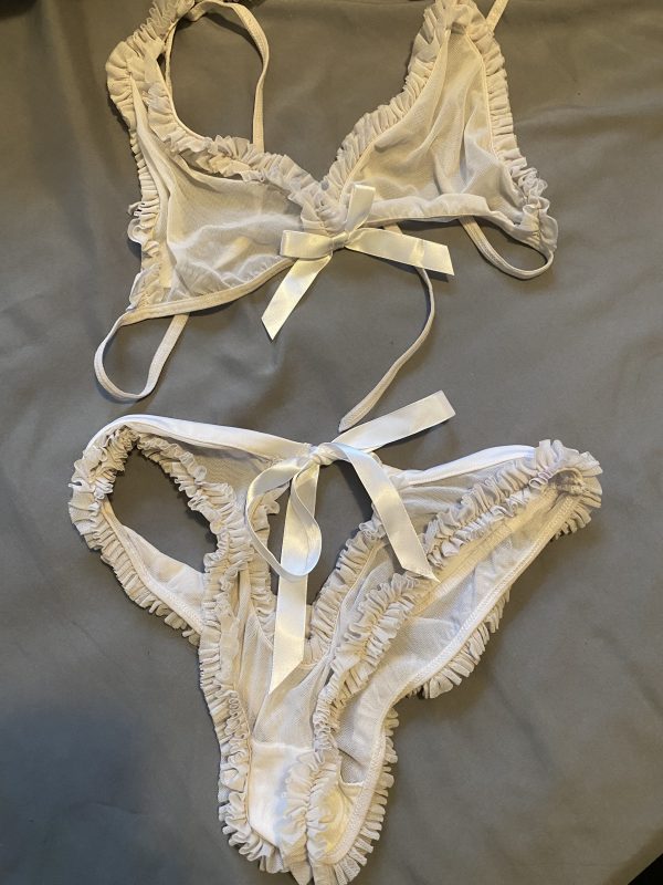 Cremefarbene Bikini-Dessous mit Rüschen