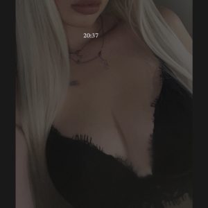 Heiße Blondine in Dessous