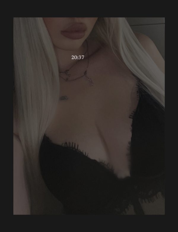 Heiße Blondine in Dessous
