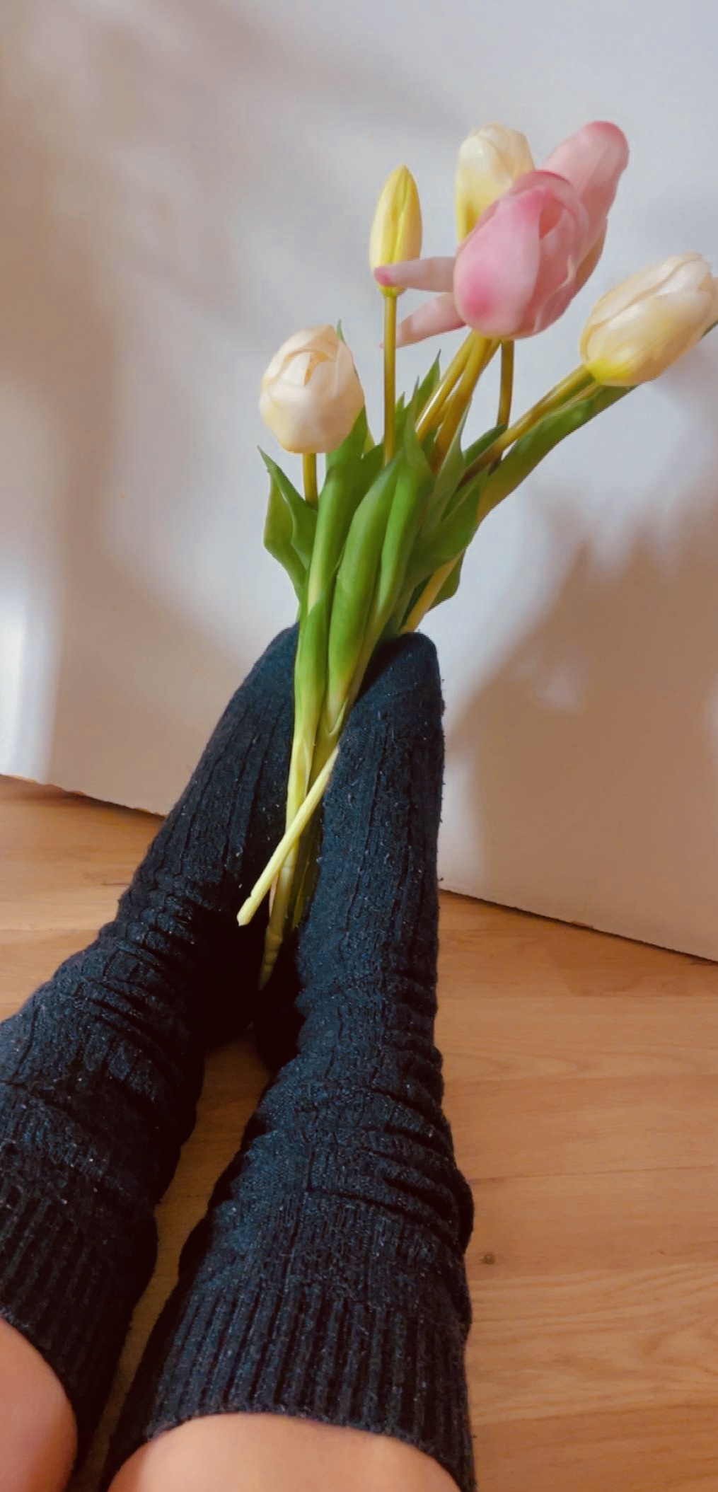 Verführerische Samtsohlen - getragen und voller Charakter Diese Socken haben bereits ein kleines Abenteuer hinter sich - weich, duftend und perfekt getragen, um jedem Schritt eine besondere Note zu verleihen. Elegant, frech und mit einem Hauch Sinnlichkeit - genau wie ich. Ideal für Sammler oder Liebhaber, die den besonderen Charme geschmeidiger, getragener Socken lieben. Jede Socke erzählt ihre eigene Geschichte: ein bisschen Spaß, ein bisschen Luxus und eine Portion Persönlichkeit. Wenn du willst, kann iumnoch 3-5 alternative