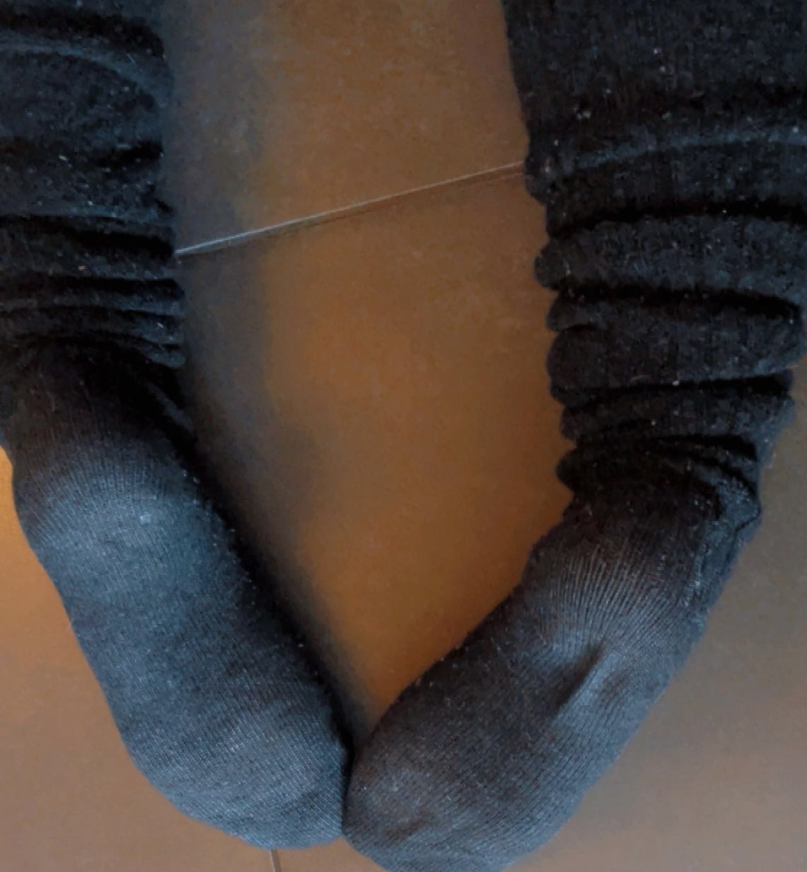Verführerische Samtsohlen - getragen und voller Charakter Diese Socken haben bereits ein kleines Abenteuer hinter sich - weich, duftend und perfekt getragen, um jedem Schritt eine besondere Note zu verleihen. Elegant, frech und mit einem Hauch Sinnlichkeit - genau wie ich. Ideal für Sammler oder Liebhaber, die den besonderen Charme geschmeidiger, getragener Socken lieben. Jede Socke erzählt ihre eigene Geschichte: ein bisschen Spaß, ein bisschen Luxus und eine Portion Persönlichkeit. Wenn du willst, kann iumnoch 3-5 alternative