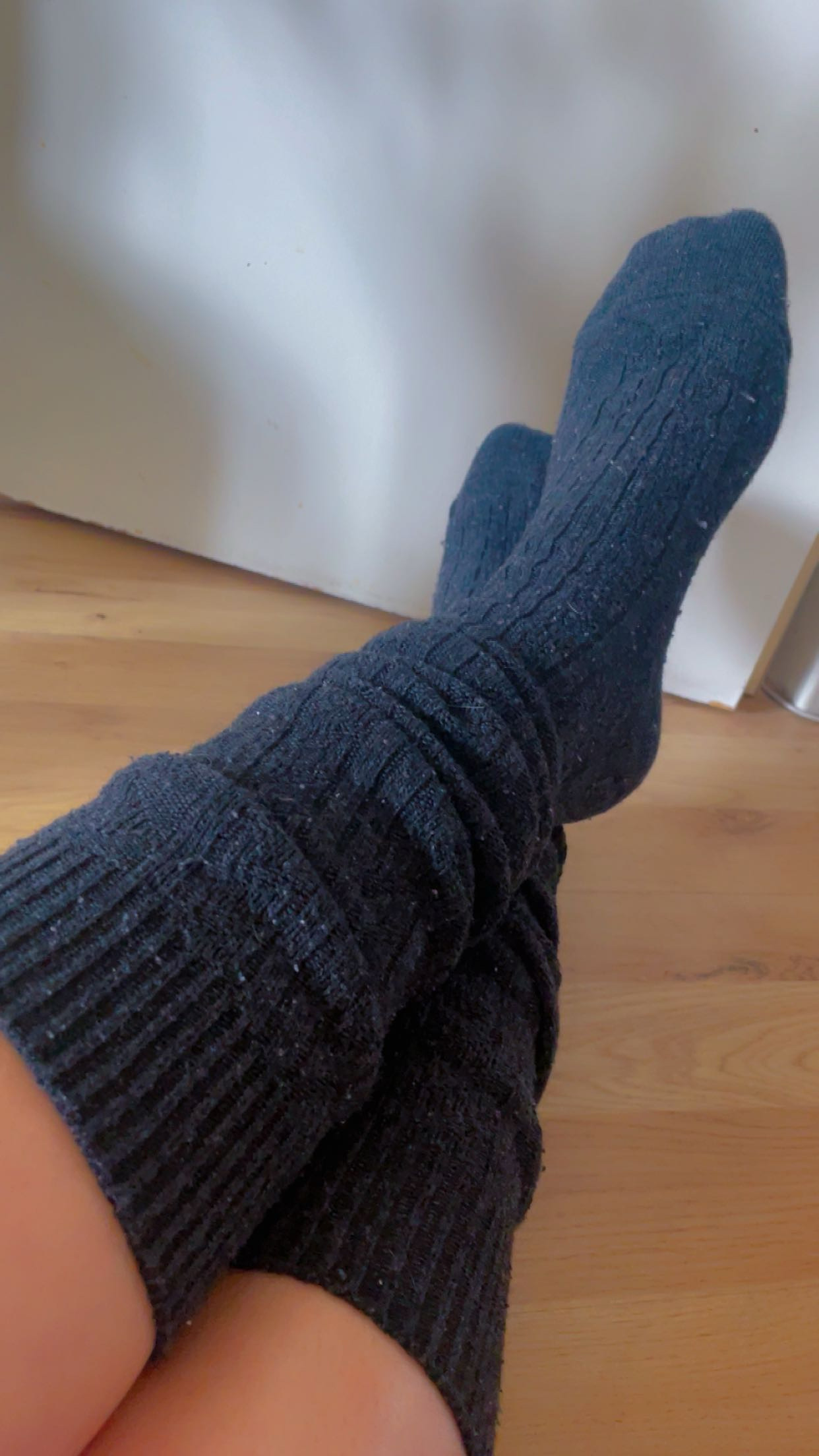 Verführerische Samtsohlen - getragen und voller Charakter Diese Socken haben bereits ein kleines Abenteuer hinter sich - weich, duftend und perfekt getragen, um jedem Schritt eine besondere Note zu verleihen. Elegant, frech und mit einem Hauch Sinnlichkeit - genau wie ich. Ideal für Sammler oder Liebhaber, die den besonderen Charme geschmeidiger, getragener Socken lieben. Jede Socke erzählt ihre eigene Geschichte: ein bisschen Spaß, ein bisschen Luxus und eine Portion Persönlichkeit. Wenn du willst, kann iumnoch 3-5 alternative