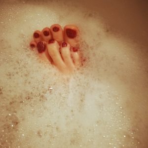 Süße Füße im Badeschaum