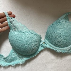 Getragener spitzen bh