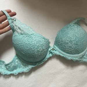 Getragener spitzen bh