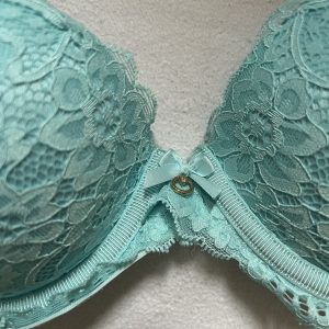 Getragener spitzen bh