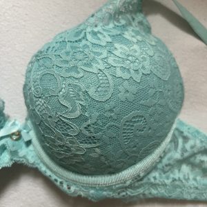 Getragener spitzen bh