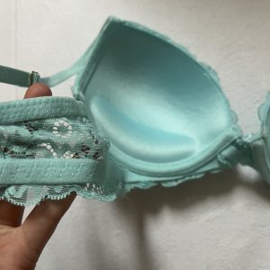 Getragener spitzen bh