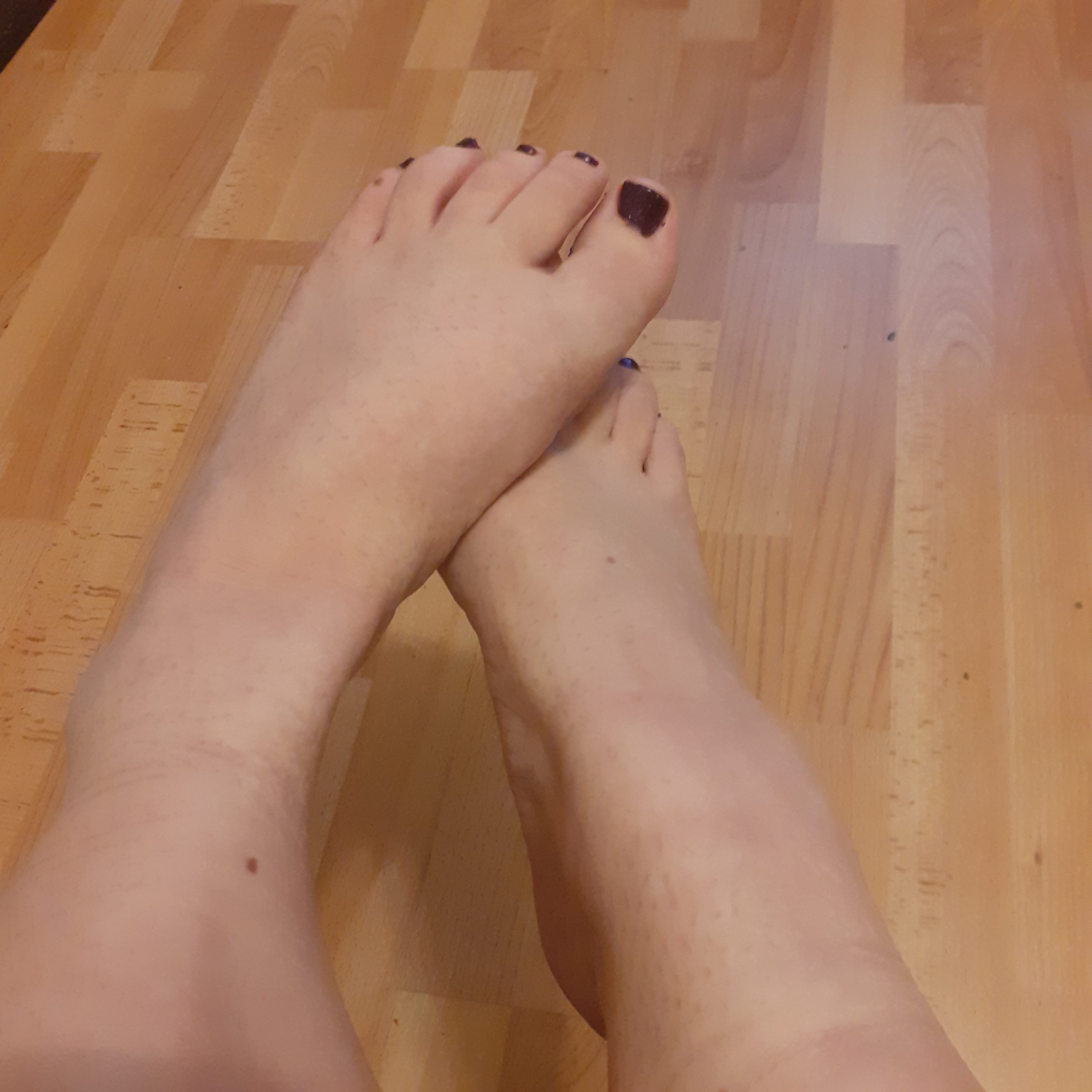 Fußherrin verkauft Fußbilder