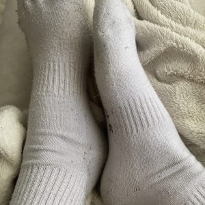 Frisch getragene Socken beim Sport, Arbeiten und Alltag