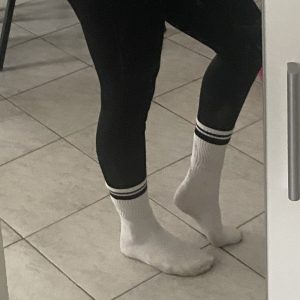 Frisch getragene Socken beim Sport, Arbeiten und Alltag