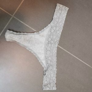 Grauer String mit Spitze