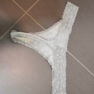 Grauer String mit Spitze