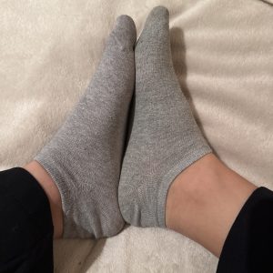 Getragene Socken nach Sport und Arbeit