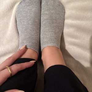 Getragene Socken nach Sport und Arbeit