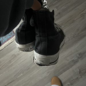 Stark getragene gym schuhe