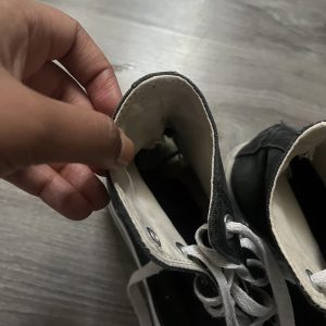 Stark getragene gym schuhe