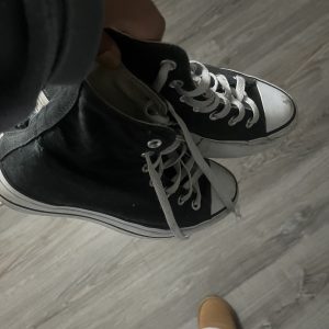 Stark getragene gym schuhe