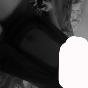 Bild mit etwas Brust