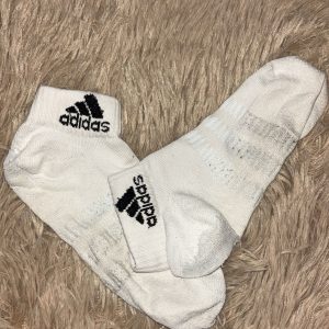 Getragene Adidas Socken – leicht abgetragen & frech