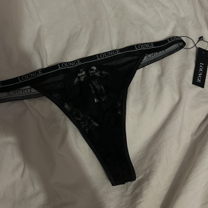 Nagelneuer String Spitze