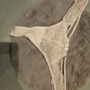 Heißer slip mit steinchen und schleifchen