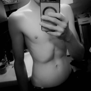 Oberkörperfrei und Muskelös