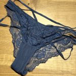 Süße Blondine verkauft Tanga nach harter Gym Session