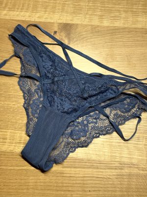 Süße Blondine verkauft Tanga nach harter Gym Session