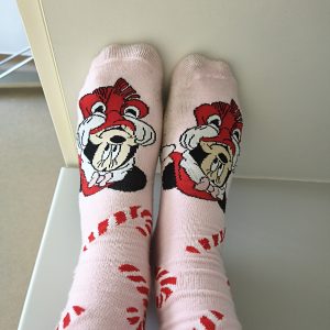 Getragene Socken bei der Arbeit