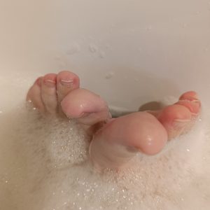 11 Bilder,Füße in der Badewanne