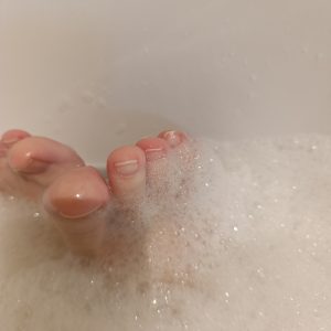 11 Bilder,Füße in der Badewanne
